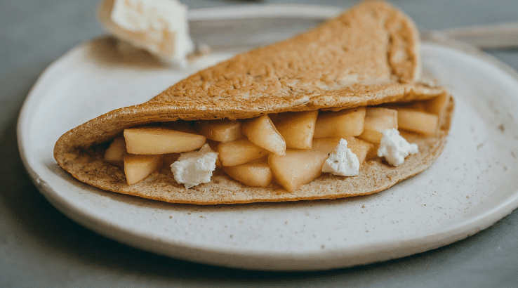 Вівсяний млинець із сиром і яблуками