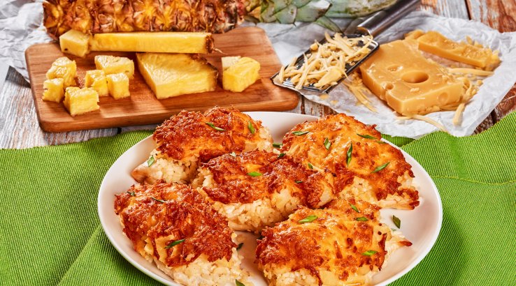 Ананас запечений з сиром і куркою