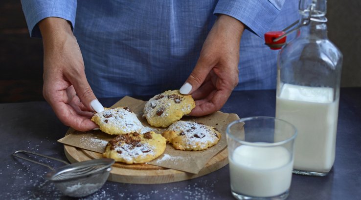 жіночі руки тримають печиво