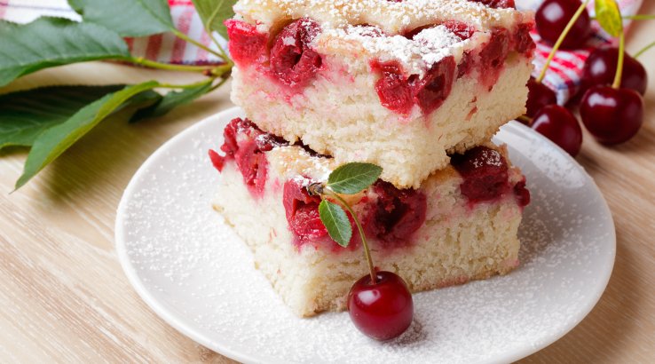 Манник з вишнею