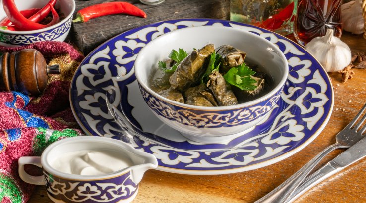 Долма з рисом, родзинками та овочами