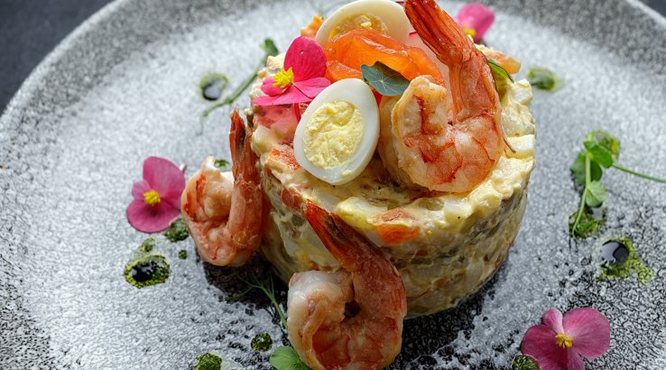 Салат з креветками і картоплею