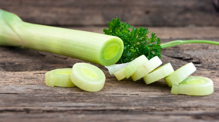 нарізана цибуля порей