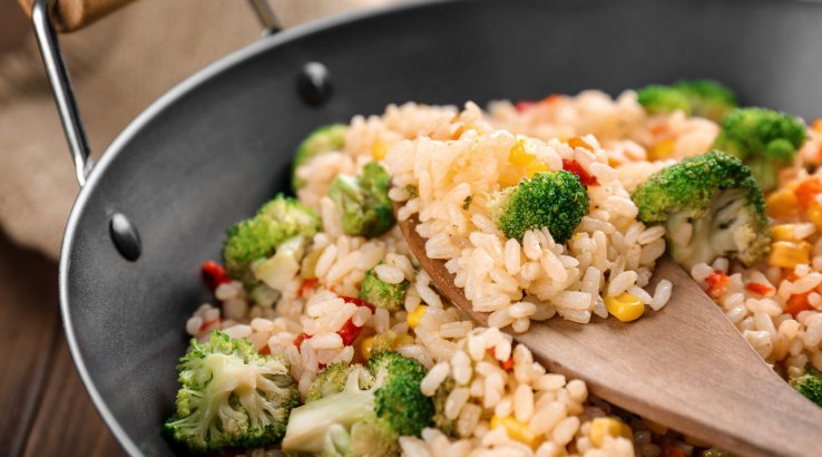 Салат из хрустящего риса, брокколи и яйца