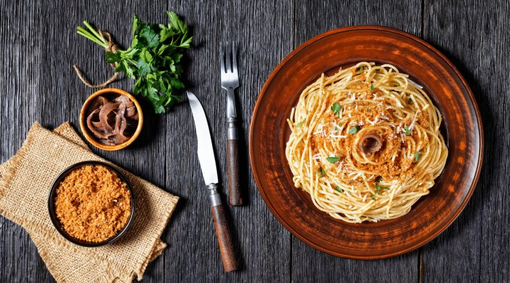 Спагеті з анчоусами та хлібною крихтою