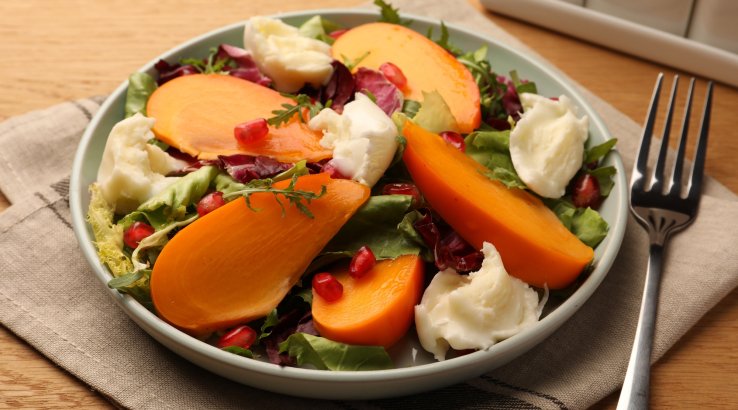 Салат с хурмой и моцареллой