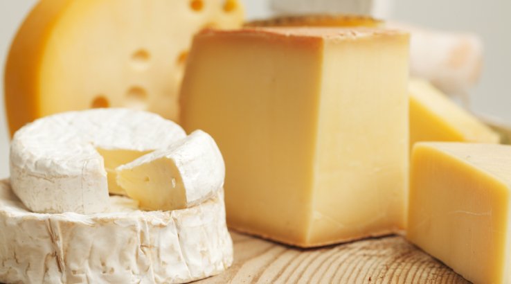 Декілька видів твердого сиру на дошці