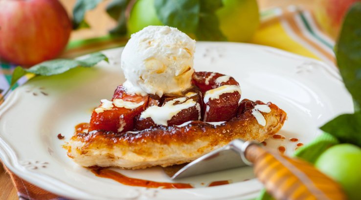 Персиковий тарт Татен з морозивом