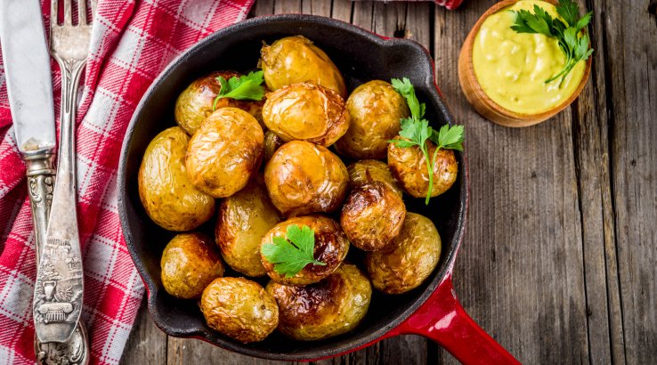 Молода картопля на сковороді