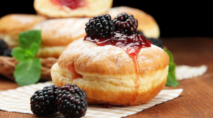 Пончики з ягідним джемом