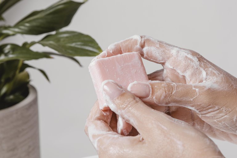 Як&nbsp;відмити руки від молодої картоплі