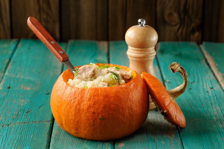 Рагу з м'ясом, рисом і овочами у гарбузі