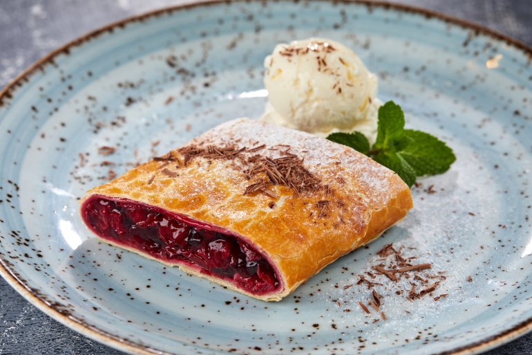 Штрудель з&nbsp;вишнею