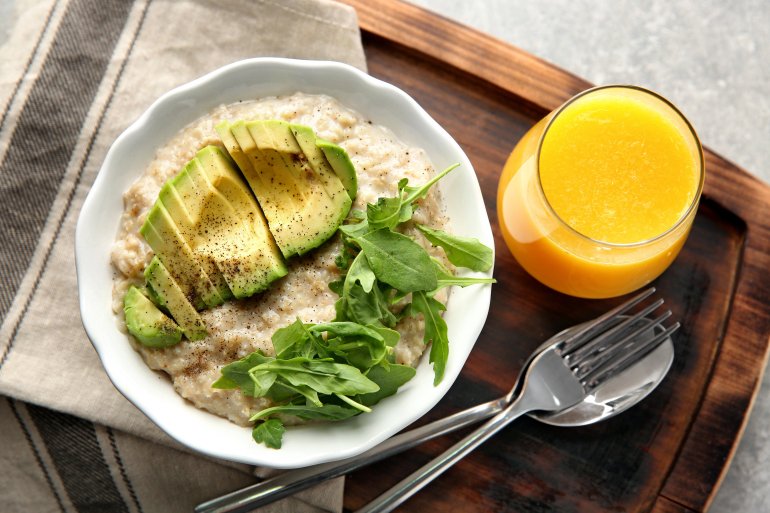 Вівсянку можна поєднати з&nbsp;овочами та&nbsp;зеленню. Фото: Depositphotos