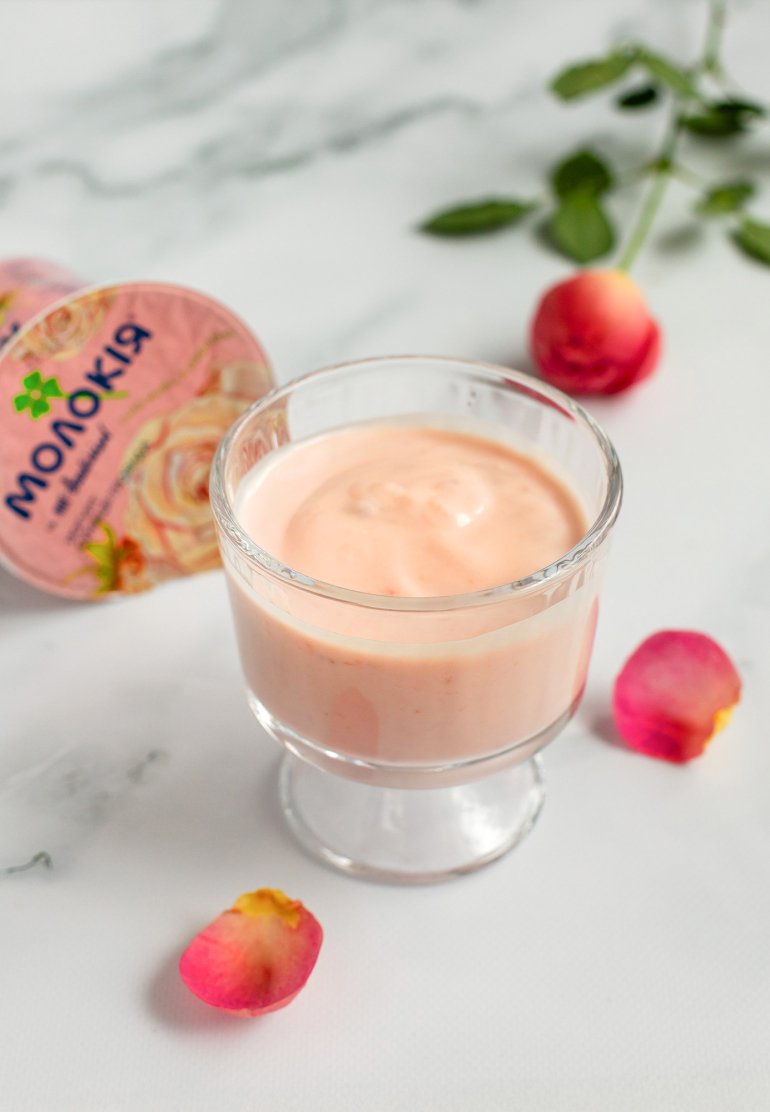 Йогурт зі&nbsp;смаком троянди й&nbsp;суниці має свіжий ягідний смак