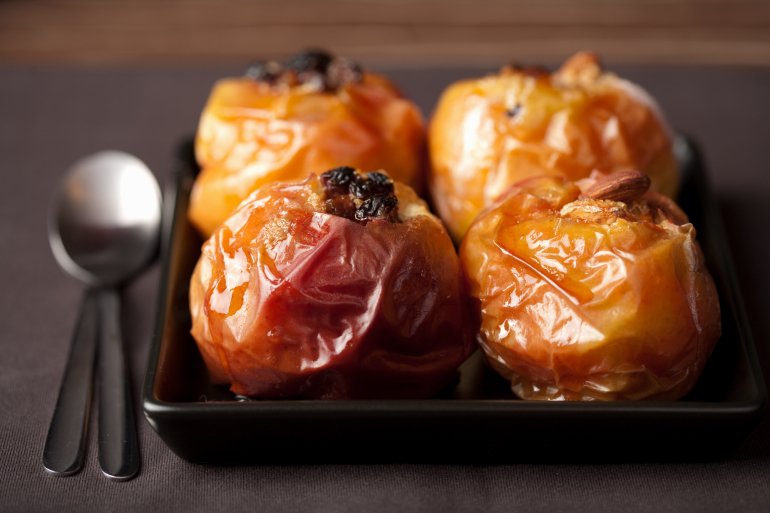 Запечені яблука з&nbsp;корицею