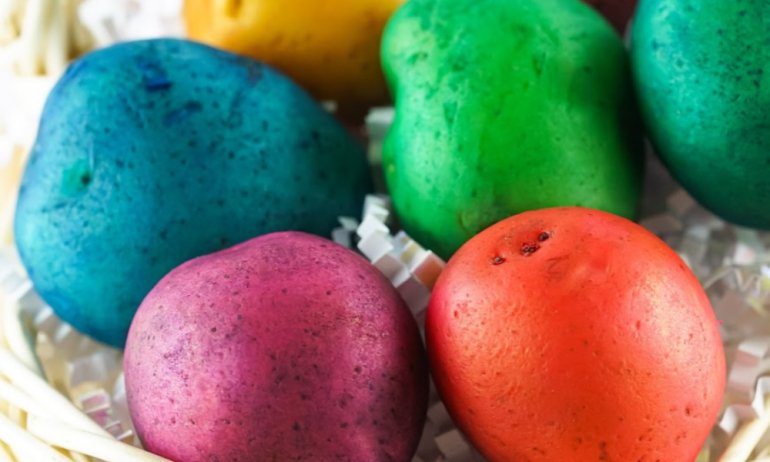 Фарбувати картоплю можна харчовими барвниками та&nbsp;звичайними фарбами. Фото: www.dontwasteyourmoney.com