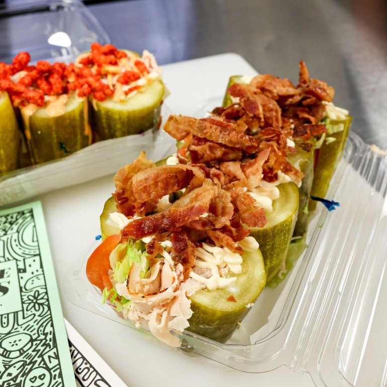 Бутерброд із&nbsp;солоними огірками замість хліба. Фото: instagram.com/peacelovepicklesah/