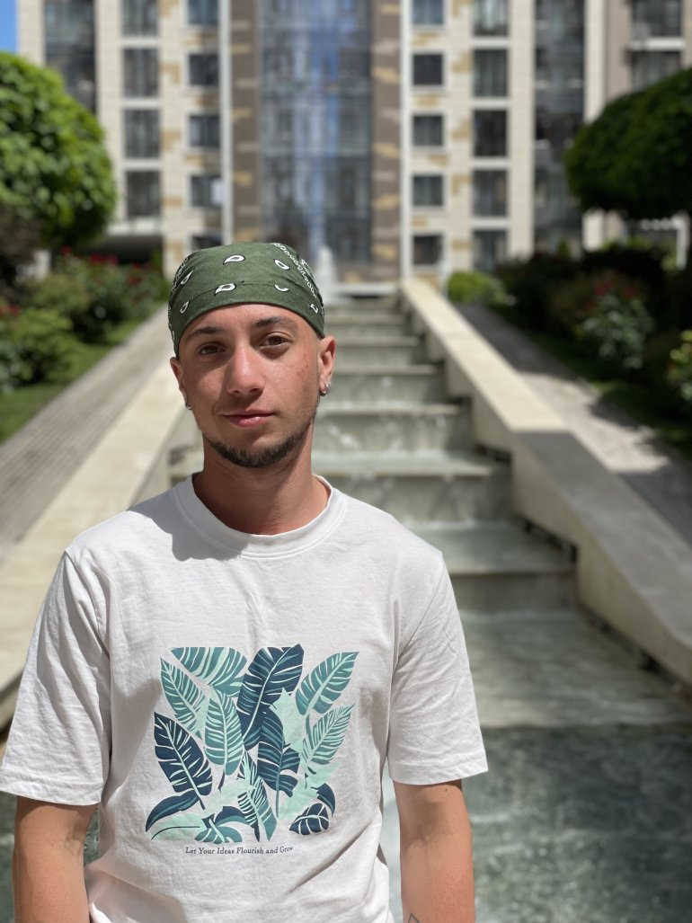 Леон&nbsp;— трансгендерний чоловік, активіст, блогер, інфлюенсер