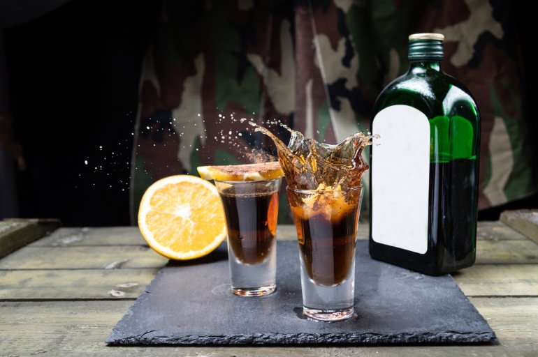 Коктейль «Ягер бомб»