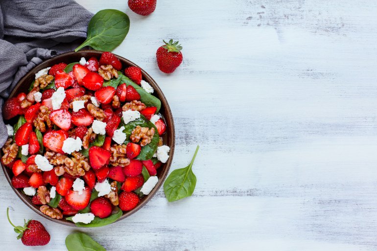 Салат с&nbsp;клубникой