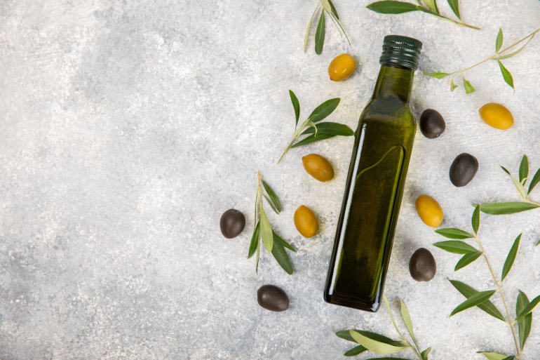 Вибирай олію в&nbsp;темній пляшці. Фото: Depositphotos