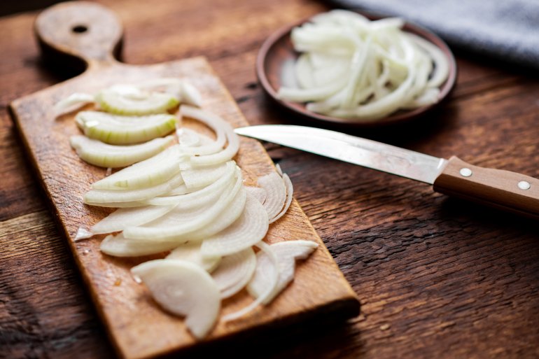 Не&nbsp;обрізайте плодоніжку, якщо треба нарізати цибулю кубиком<br>