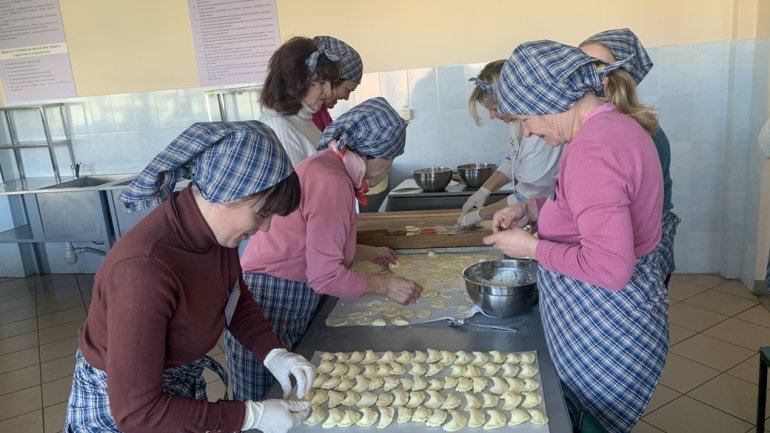Учасниці мали однакову начинку для вареників&nbsp;— з&nbsp;кисломолочного сиру. До&nbsp;нього додавали зелень та&nbsp;часник. Фото: Суспільне<br>