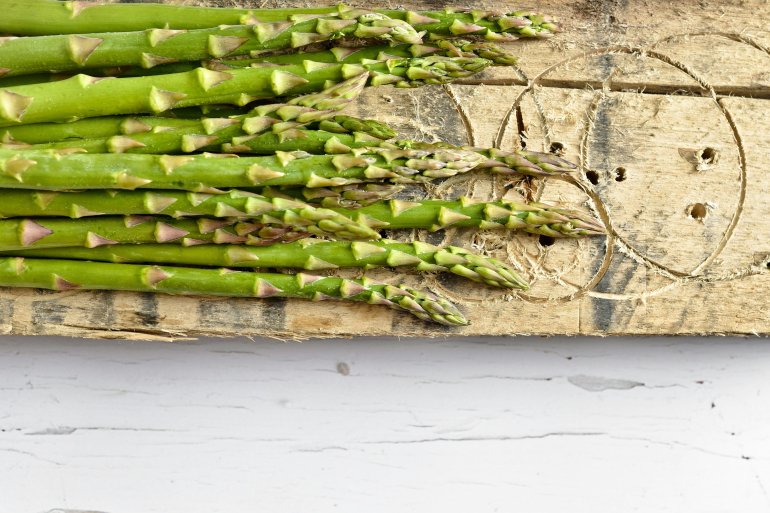 Перед приготуванням відірви пальцями грубу нижню частину стебла