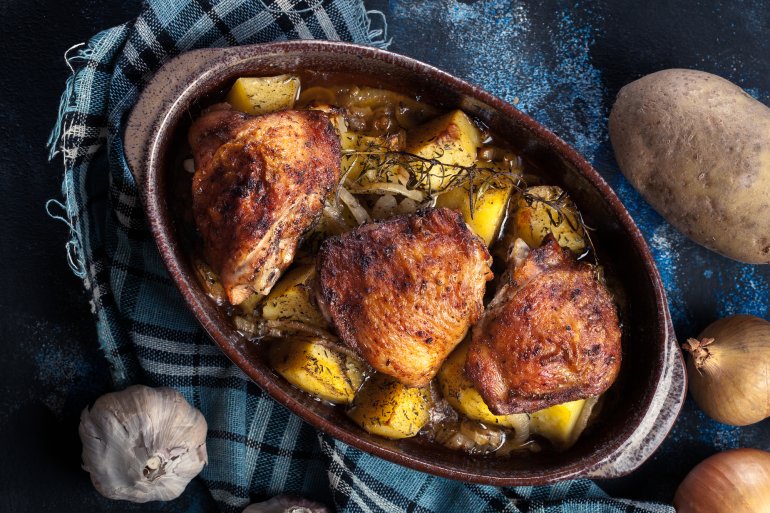 Запечені курячі стегенця з&nbsp;картоплею