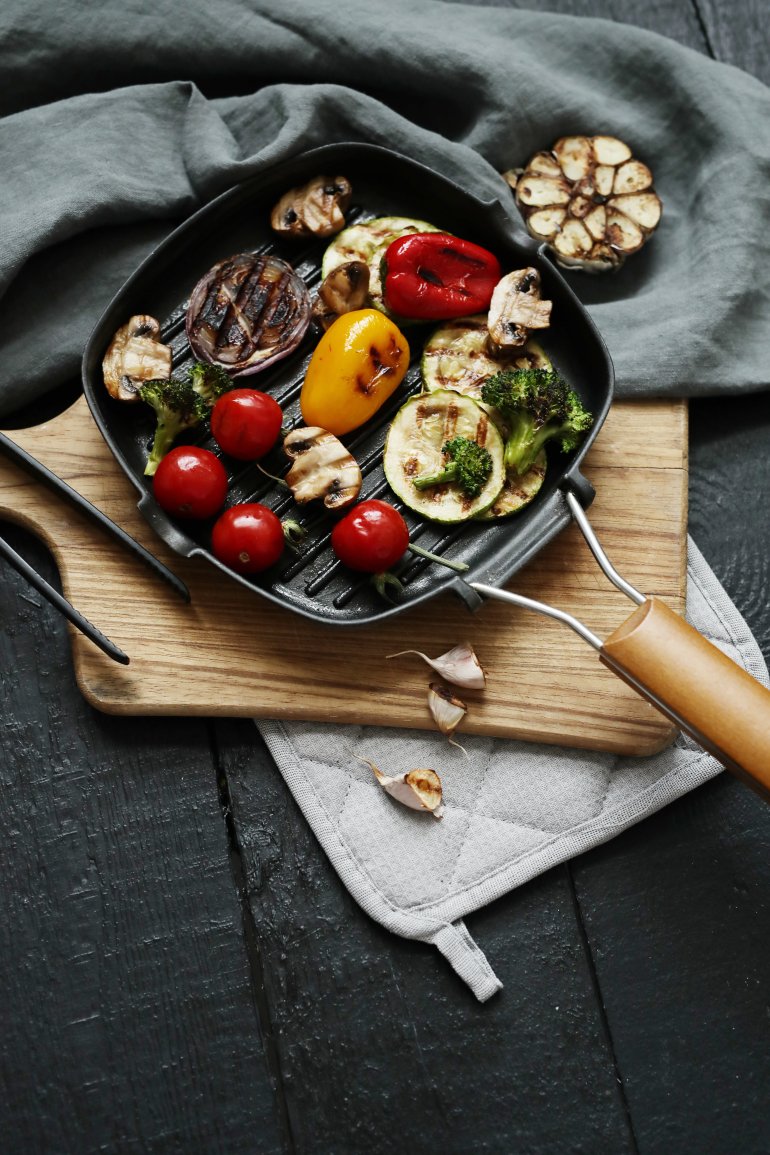 На&nbsp;сковороді-гриль можна готувати все: овочі, м’ясо, морепродукти