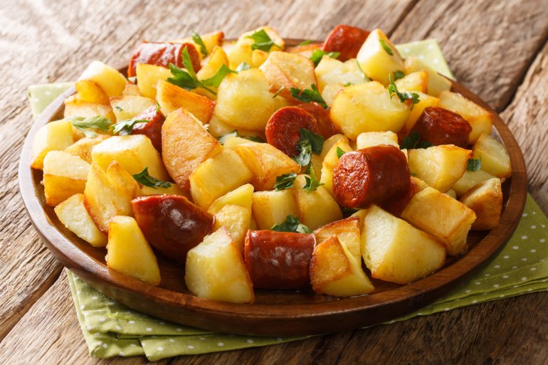 Запечені ковбаски з&nbsp;картоплею