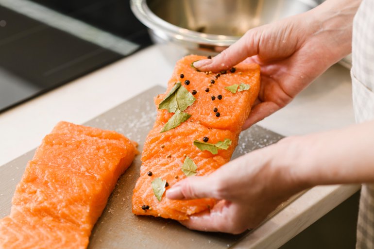 Червона риба містить омега-3 жирні кислоти, які позитивно впливають на&nbsp;роботу мозку