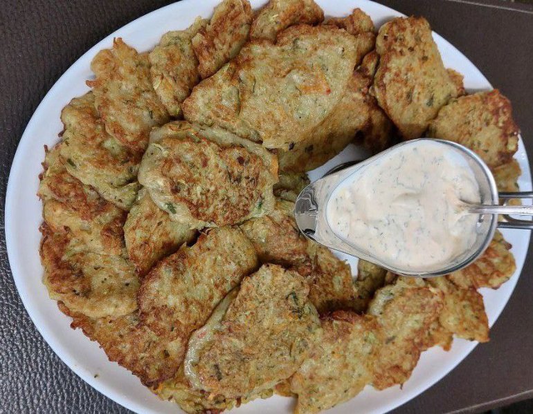 Овочеві оладки з&nbsp;соусом