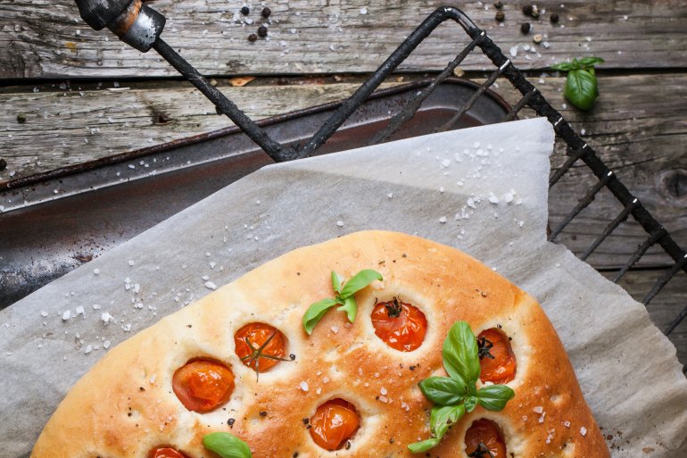 Поверхня фокачі при формуванні приминається пальцями, створюючи таким способом характерні заглиблення-кратери