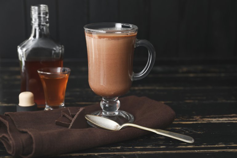 Горячий шоколад с&nbsp;соленой карамелью и&nbsp;ромом