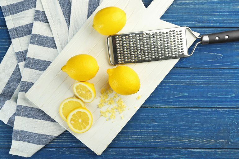 Використовуйте гостру тертушку або зестер, як на фото