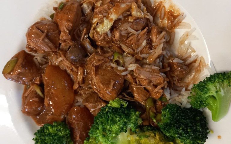 Яловичина з&nbsp;овочами, рисом й&nbsp;чорносливом