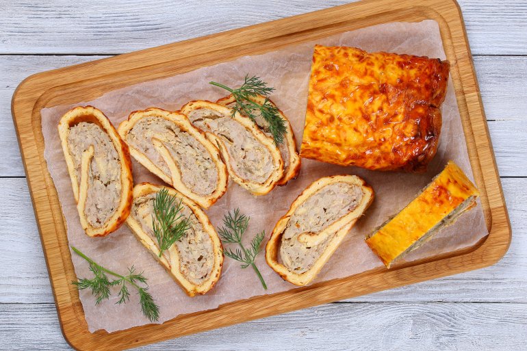 Рулет з&nbsp;індичкою у&nbsp;тісті