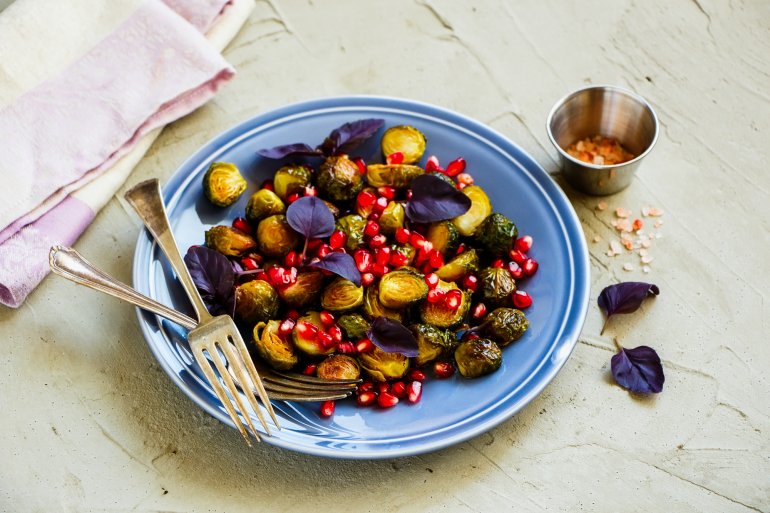 Салат із&nbsp;брюссельскою капустою і&nbsp;гранатом