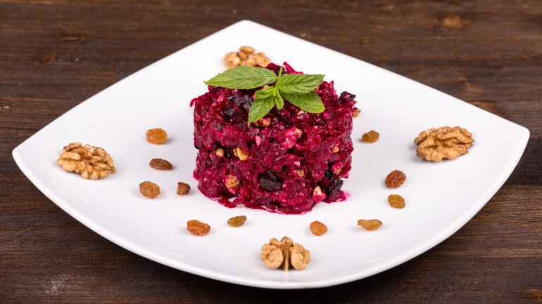 Салат со&nbsp;свеклой и&nbsp;орехами