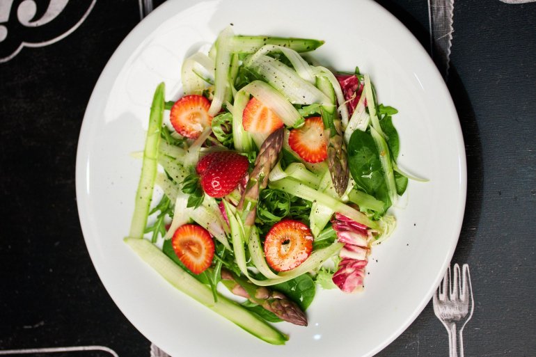 Салат со спаржей