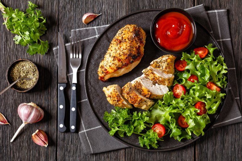 Запечена куряча грудка і&nbsp;салат&nbsp;— ідеальна вечеря