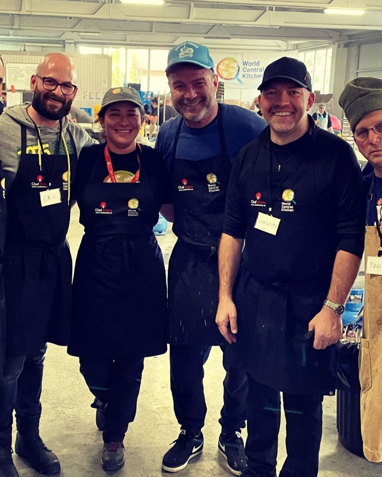 Лив Шрайбер помогает украинцам. Фото: instagram.com/lievschreiber/