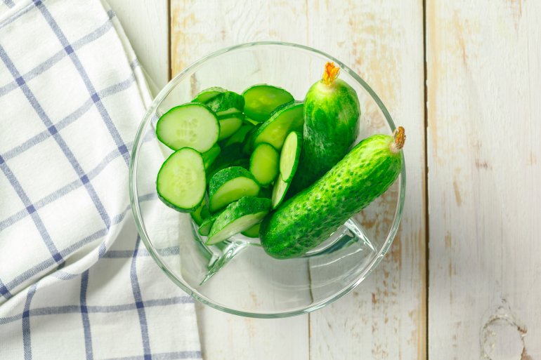 Завжди зберігайте огірки окремо від фруктів та інших овочів