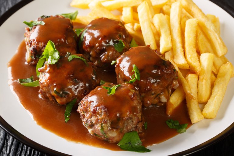 Бельгійські фрикадельки з&nbsp;картоплею фрі