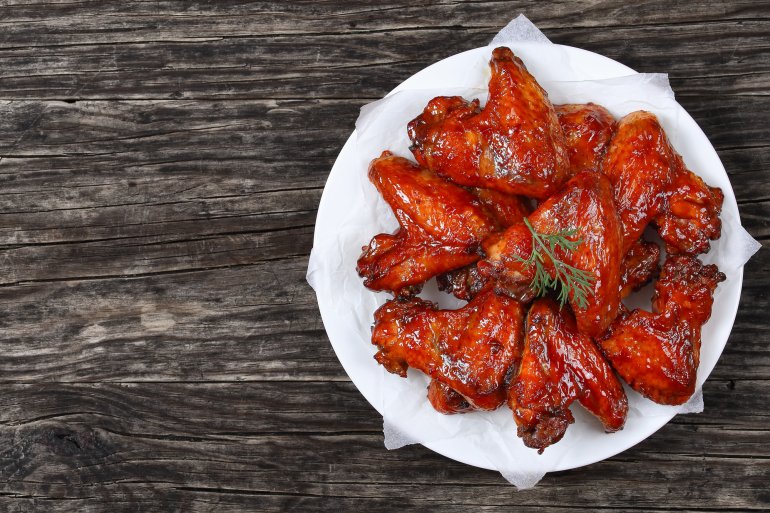 Крильця, глазуровані соусом барбекю