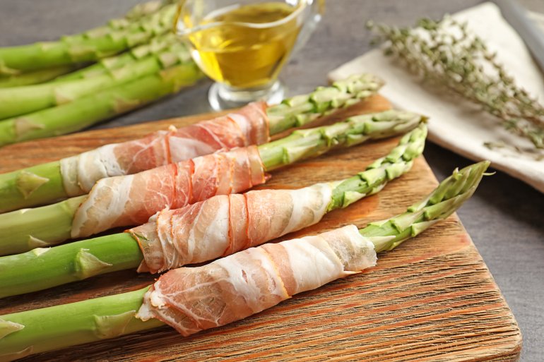 Спаржа в&nbsp;беконі