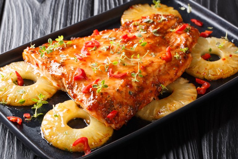 Лосось з&nbsp;ананасами