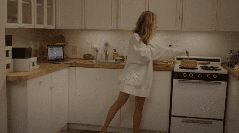 Кэрри готовит яйца пашот.